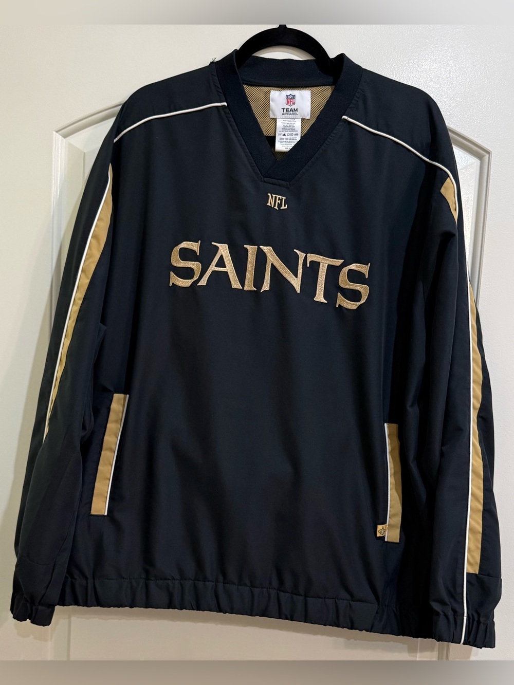 NFL New Orleans Saints pull over windbreaker with pockets. Size XL